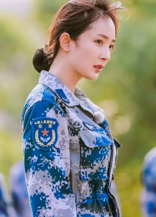 军装在杨幂身上,穿出另一种魅力
