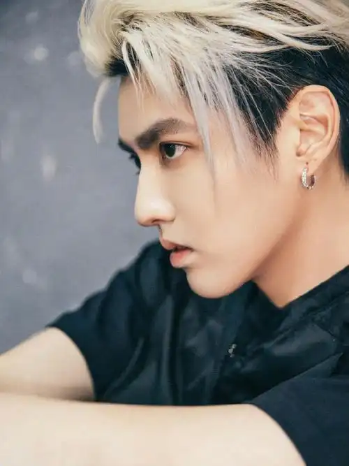 上游时尚吴亦凡浅金发色工装出镜街头感十足