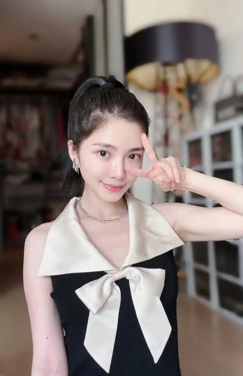 王灿晒生活照真是精致,在家还得穿好看的连衣裙,梳高马尾,皮肤白皙