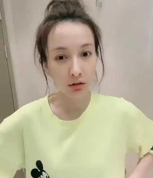 38岁吴昕真会保养,素颜哪像之前的"小黑妞",护肤方式值得学