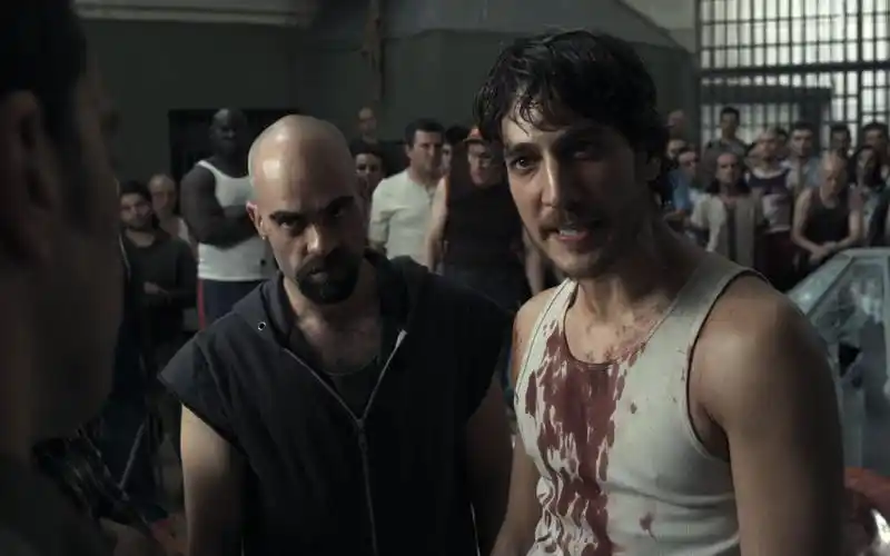 监狱爆动狱警为了活命假扮囚犯最后却站在犯人一边对抗政府