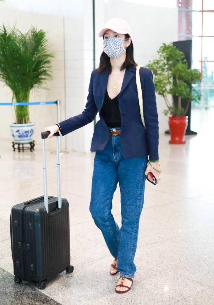 1/ 12 杨采钰现身北京机场,藏青色西装 黑色v领针织衫 牛仔裤,复古