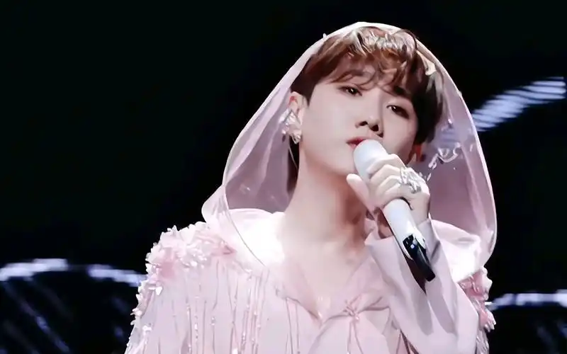 汪苏泷巡演演唱《忽而今夏》,懵逼了,以为汪苏泷戴头纱