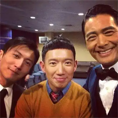 谢霆锋晒和周润发合照,笑容很灿烂,两大男神齐聚,回忆杀满满