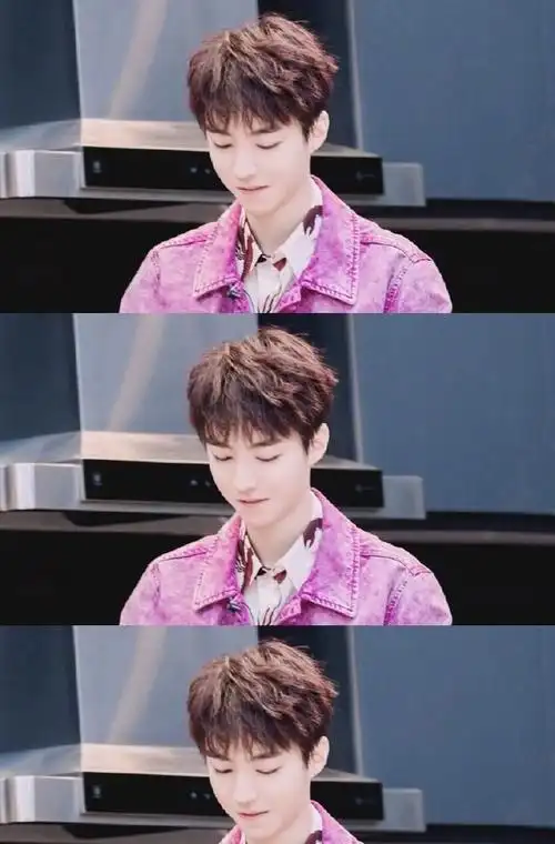 我们的乐队王俊凯穿粉紫色牛仔衣阳光帅气