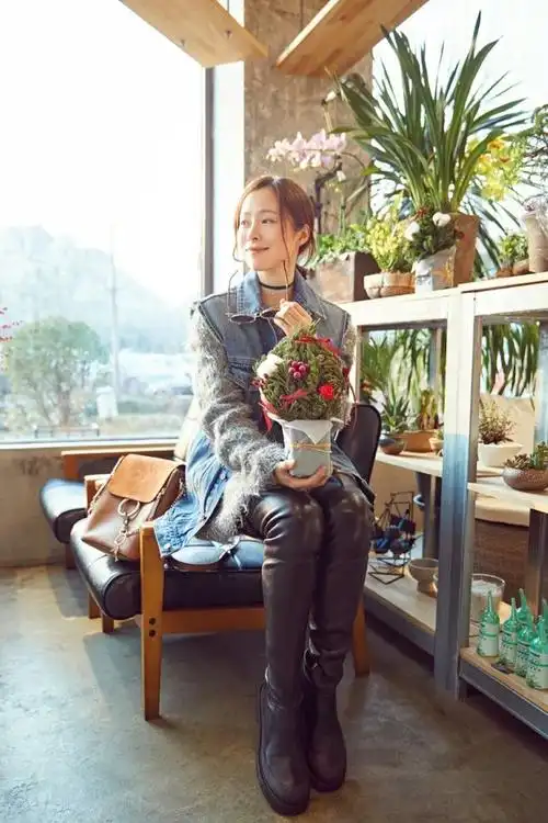 美好大片# 江一燕一组雪地圣诞街拍曝光,毛衣的柔美与牛仔皮靴的似