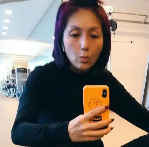 杨千嬅晒运动酷帅照,身穿黑色劲装偷拍妈妈,小表情真是可爱极了