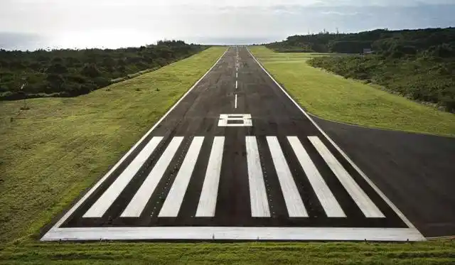 飞机的跑道有多厚!为何飞机那么重,降落的时候砸不坏跑道?
