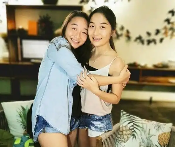 梁家辉的双胞胎女儿,人美心善气质满满,超有少女感!