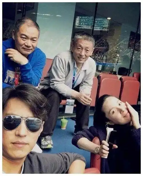 67靳东夫妻罕见同框,他人到中年依旧帅气,李佳45岁素颜像他姐