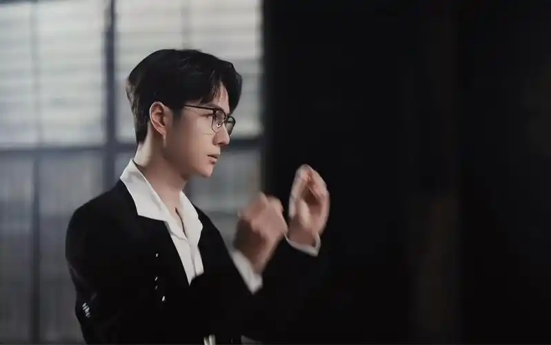 王一博戴眼镜帅呆了