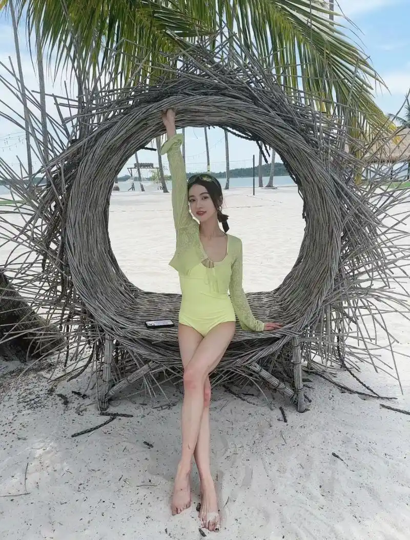 吴谨言,沙滩嫩绿泳装93