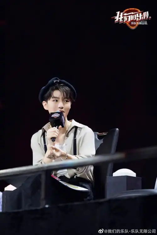 王俊凯《我们的乐队》高清剧照,衬衫皮裤背心项链摩登时尚