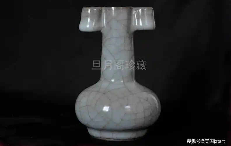 紫口铁足/旦月阁珍藏宋代官窑青瓷贯耳瓶_器物_造型_艺术