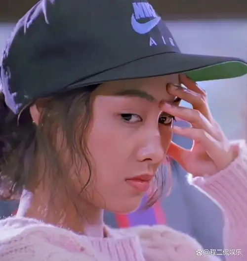 那时候20岁的朱茵正在拍摄《逃学威龙2》,一心扑在周星驰身上.