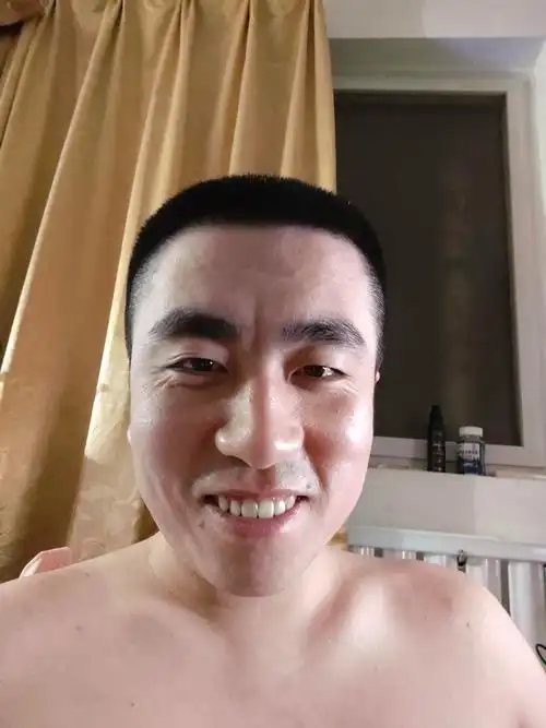 有没有长得丑的男生照片分享一下.我想知道什么样算丑 ?