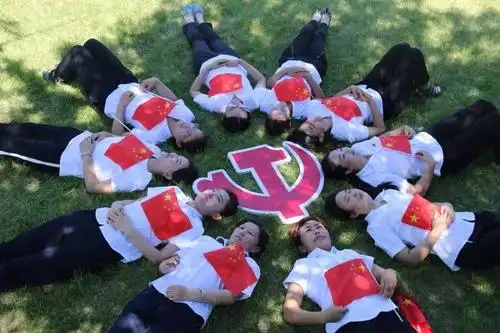 喜迎"七一",我与党旗合个影~!