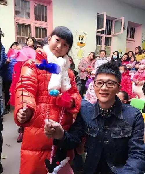 安徽卫视当家小生罗彬,五官端正,他与同事周群的绯闻,早已澄清|周涛