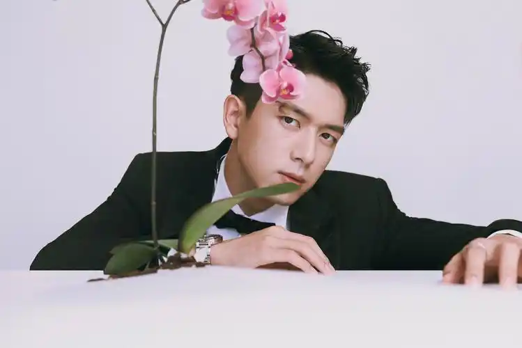 李现《古董局中局》热映 君子如兰大片延续药不然精英气质__凤凰网