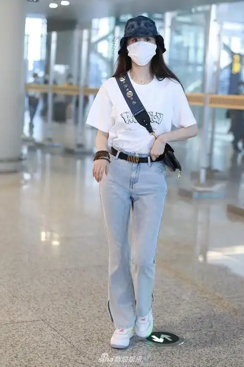 新浪娱乐讯 2020年6月20日,上海,袁冰妍现身机场.