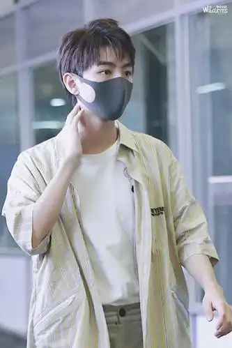 王俊凯现身曼谷机场飞回北京 今日份令人心动的夏日男孩