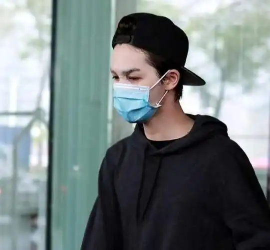 华晨宇口罩下戴面膜被吐槽假精致当了孩子爸后没有阳刚之气