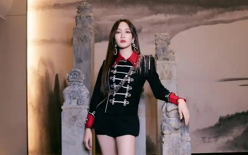 孟佳写真图片-美女壁纸-高清美女图片-第4图-娟娟壁纸