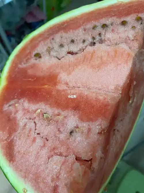 这块西瓜看起来很甜的样子但其实很难吃