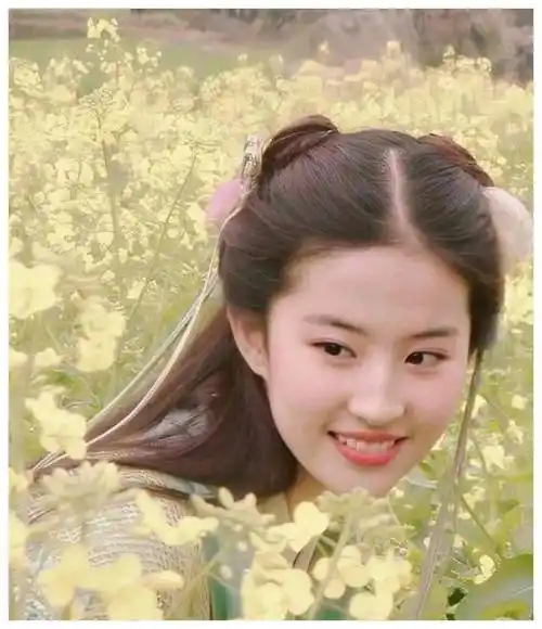 刘亦菲上大学时无人追,学生照曝光,网友纷纷惊呼谁敢接近?