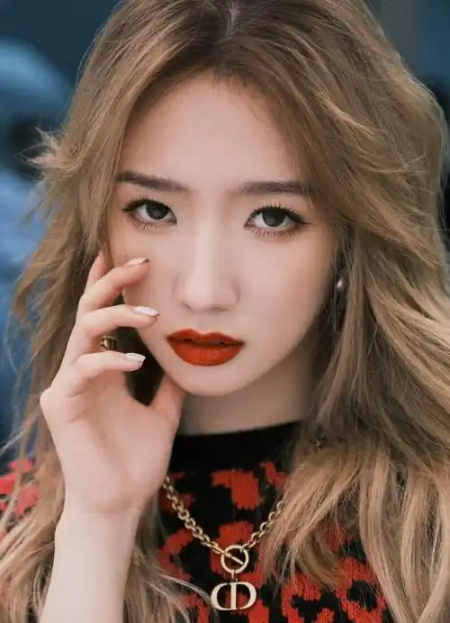 2021年,孟美岐以导师的身份出现在音乐励志节目《天赐的声音》上.