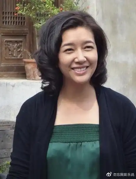 52岁江珊嫁给小15岁男人比前任靳东还要帅甜蜜生活让人羡慕