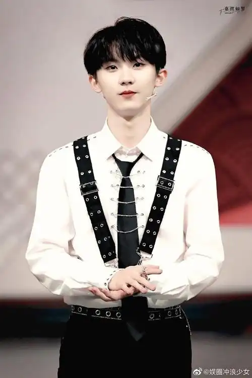 马嘉祺白衬衫领带