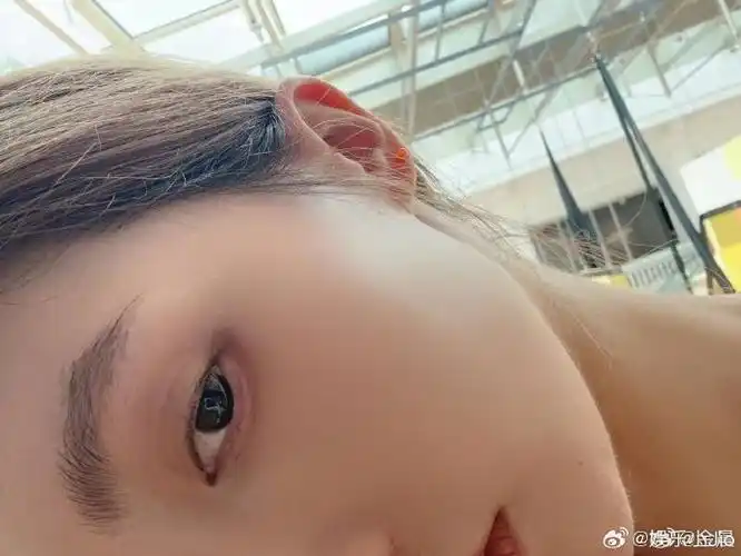 #金晨自拍角度##金晨全妆vs素颜怼脸拍#