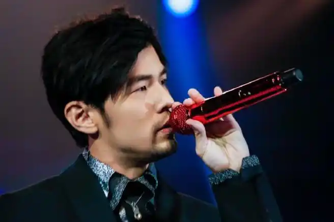 周杰伦的侧脸真他妈帅!