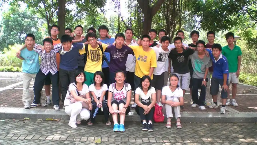 把下面的男的p进合照里面,位置最好是最后排的右二或左一,麻烦p得真实