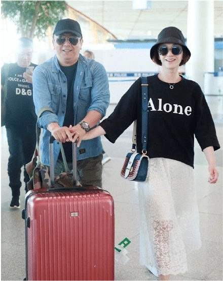 李小冉和老公徐佳宁走机场,老公贴心拿外套,夫妻俩外形像两代人