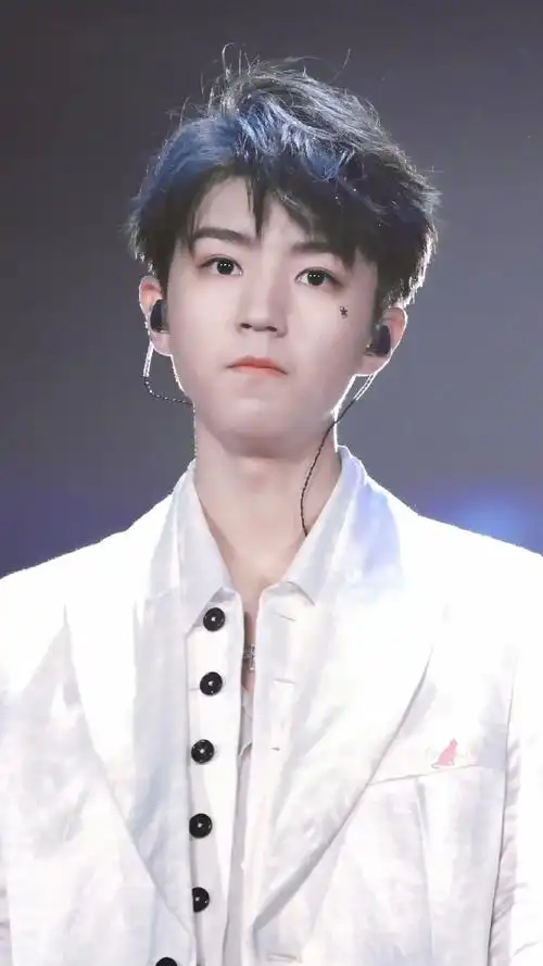 王俊凯壁纸第43期他笑起来的时候干净温和能够多次让人心动