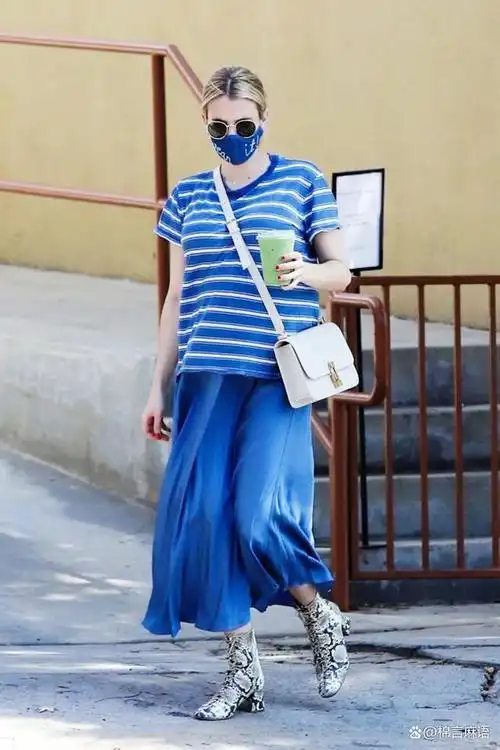 浅蓝色t恤可以和很多颜色的裤子搭配出妥妥的高级感来,比如,浅蓝色t恤