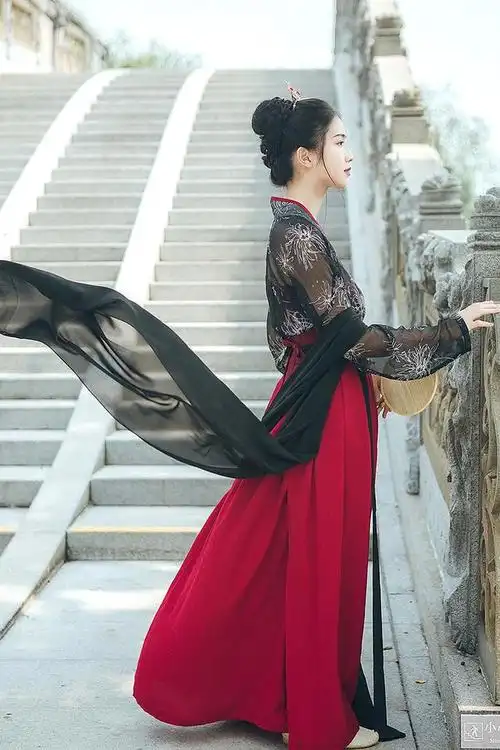 她55岁,每月给儿子3000还房贷,给孙子5000,儿媳妇:最少10000