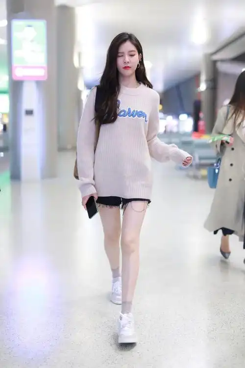 宋妍霏穿米色毛衫配黑色牛仔短裤秀美腿 行走间笑容灿烂星范十足