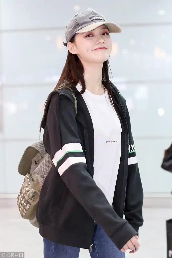 明星爱大牌林允示范白t恤的女神穿法满满少女感