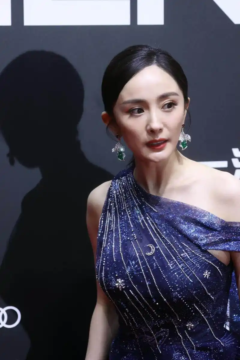 杨幂颜值真的高,这种紧贴头皮的发型,放她脸上就很美