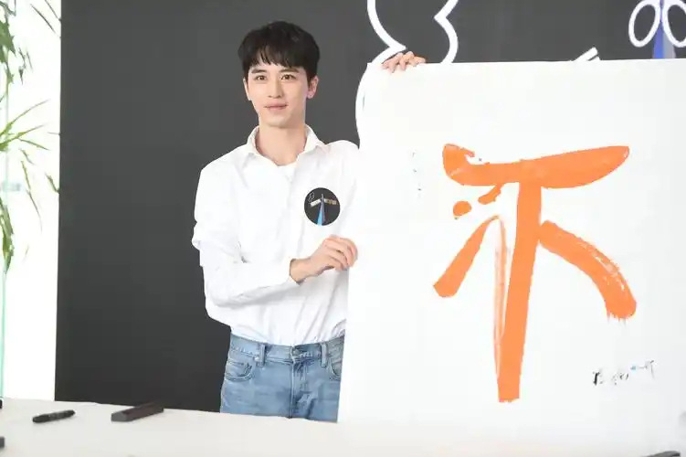 许魏洲穿白色t恤现身活动倡导大家与吸烟说不