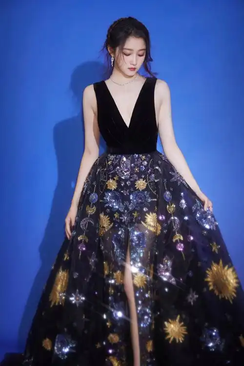 关晓彤开叉刺绣裙##微博视界大会