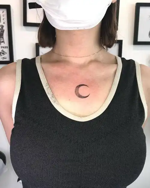 胸口月亮纹身图片_胸部点刺纹身图案
