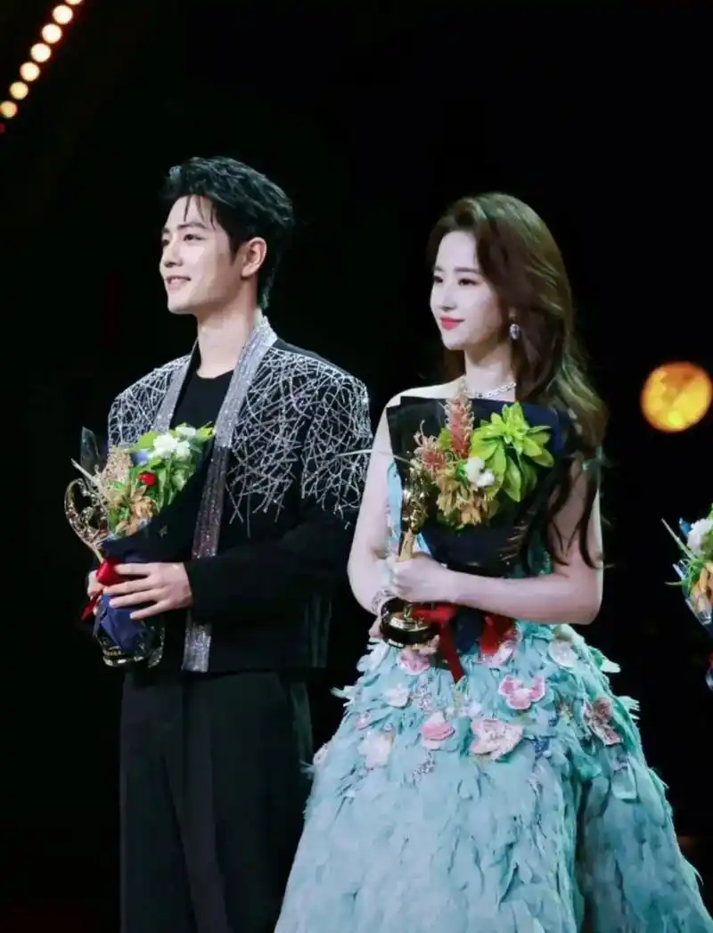 刘亦菲肖战 站在一起真的很养眼[给力]