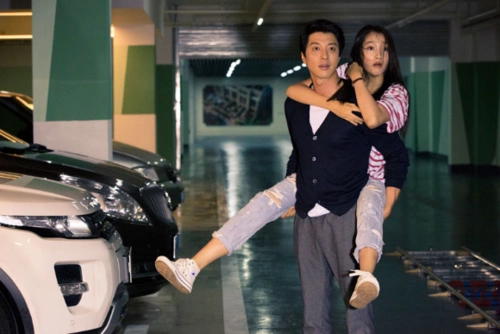 关晓彤剧照凤凰娱乐讯 近日,由爱奇艺自制的校园爆笑偶像剧《老师晚上