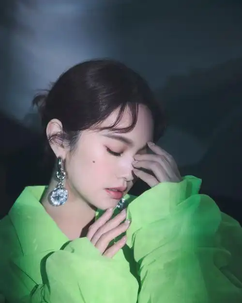 杨丞琳加盟浙江卫视跨年晚会 着绿裙氛围感拉满
