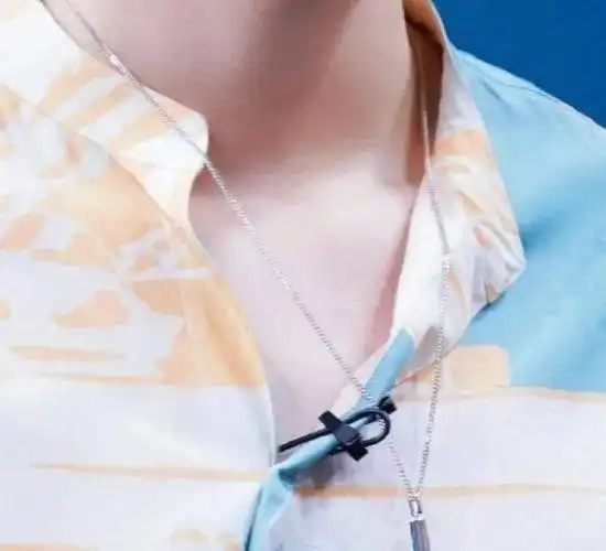 感受一下王俊凯锁骨 choker 喉结!