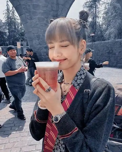 lisa复合了与lv三公子同看球赛面颊圆润小腹隆起好事将近